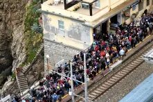 Überfüllter Bahnhof in Riomaggiore